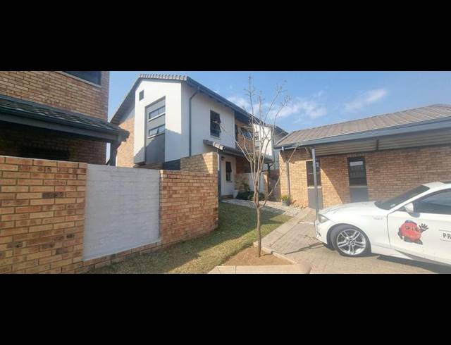 3 BEDROOM TOWNHOUSE FOR SALE IN AMBERFIELD